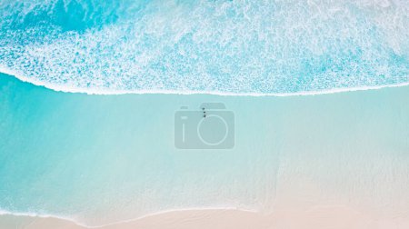 Foto de Imagen aérea de una familia disfrutando de las hermosas aguas turquesas de Lucky Bay en Esperance, Australia Occidental - Imagen libre de derechos
