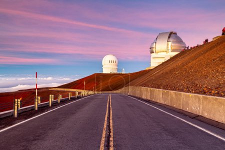 Téléchargez les photos : Coucher de soleil de l'observatoire Mauna Kea à Big island, Hawaï - en image libre de droit