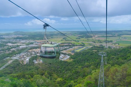 Foto de Cairns ciudad de fondo con Skyrail en Kuranda Queensland, Australia - Imagen libre de derechos