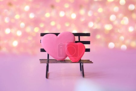 Téléchargez les photos : Two red hearts on pink background with bokeh - en image libre de droit
