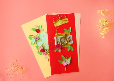 Téléchargez les photos : Carte de vœux rouge avec blanc sur fond rose pour les vacances - en image libre de droit