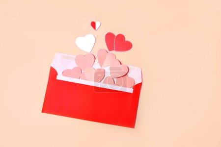Téléchargez les photos : Enveloppe rouge avec des cœurs roses et rouges. Carte de voeux - en image libre de droit