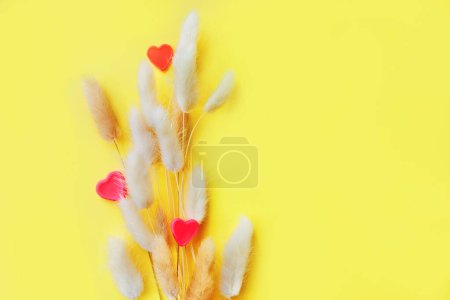 Téléchargez les photos : Nice lagurus on yellow light spring background with hearts - en image libre de droit