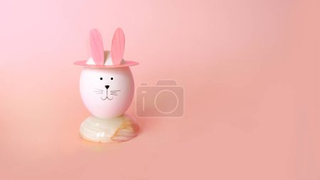 Téléchargez les photos : Easter eggs with rabbit ears on pink background - en image libre de droit