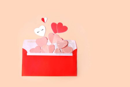Téléchargez les photos : Red envelope with pink and red hearts. Greeting card - en image libre de droit