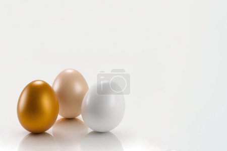 Téléchargez les photos : Trois œufs de Pâques sur fond blanc. minimalisme stile - en image libre de droit