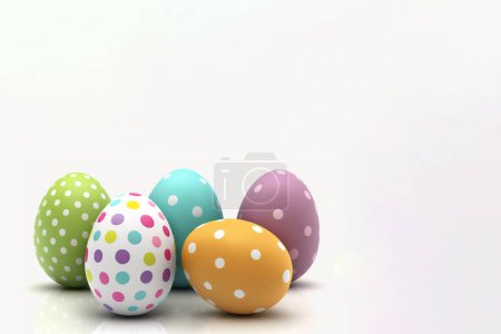 Foto de Cinco huevos de Pascua de colores sobre fondo blanco. estilete minimalismo - Imagen libre de derechos
