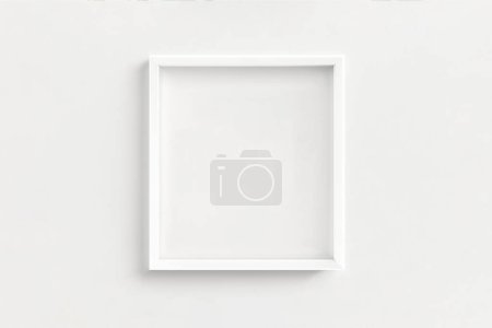 Téléchargez les photos : Maquette de cadre blanc sur mur blanc. Minimalisme - en image libre de droit