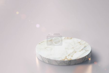 Téléchargez les photos : Podium en marbre rond blanc pour la présentation de produits cosmétiques. Lumière du soleil tendance. - en image libre de droit