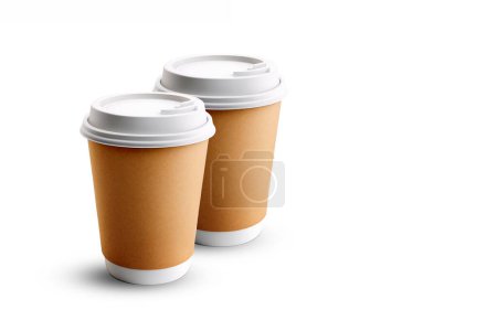 Dos tazas de café para llevar. Aislado sobre fondo blanco