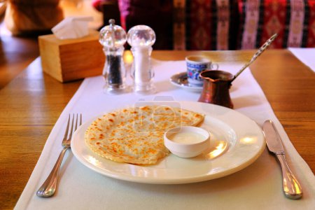 Téléchargez les photos : Délicieux yantyk chaud sur l'assiette dans le restaurant - en image libre de droit