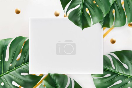 Téléchargez les photos : Modèle vide en papier blanc, feuilles de palmier tropical Monstera sur fond blanc, plan plat, vue sur le dessus - en image libre de droit