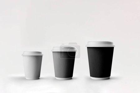 Téléchargez les photos : Tasses à café à emporter dans des tailles différentes. Couleurs blanc, noir et gris. Isolé sur fond noir - en image libre de droit