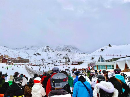 Téléchargez les photos : Val Thorens, France - 15 janvier 2023 : personnes en vacances station de ski dans la vallée de la Tarentaise - en image libre de droit
