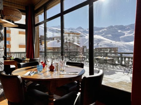 Téléchargez les photos : Vue de la fenêtre du café aux montagnes enneigées - en image libre de droit