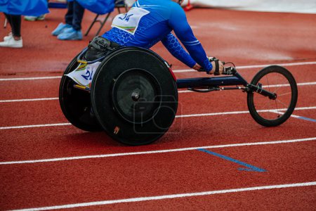 Téléchargez les photos : Sotchi, Russie - 5 octobre 2022 : athlète masculin en compétition de course en fauteuil roulant au stade - en image libre de droit