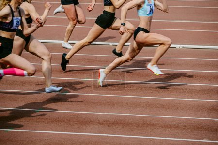 Téléchargez les photos : Groupe athlètes féminines coureurs courir sprint course - en image libre de droit