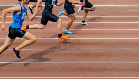 Téléchargez les photos : Groupe athlètes coureurs courir sprint course - en image libre de droit