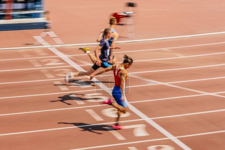 Foto de Chelyabinsk, Rusia - 23 de junio de 2022: hombres corredores carrera sprint meta movimiento desenfoque en Campeonato de Atletismo - Imagen libre de derechos