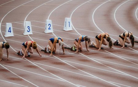 Téléchargez les photos : Chelyabinsk, Russie - 23 juin 2022 : les athlètes féminines de course commencent à 100 mètres - en image libre de droit