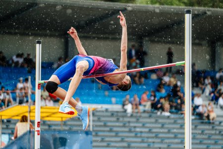 Foto de Chelyabinsk, Russia - June 23, 2022: unsuccessful attempt athlete high jump in rain - Imagen libre de derechos