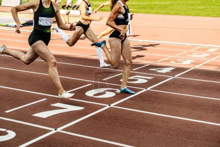 Foto de Línea de meta mujer carrera de sprint en la competición de atletismo - Imagen libre de derechos