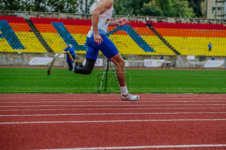 Téléchargez les photos : Sotchi, Russie - 5 octobre 2022 : Coureur homme handicapé courir dans des chaussures à pointes et prothèse Nike - en image libre de droit