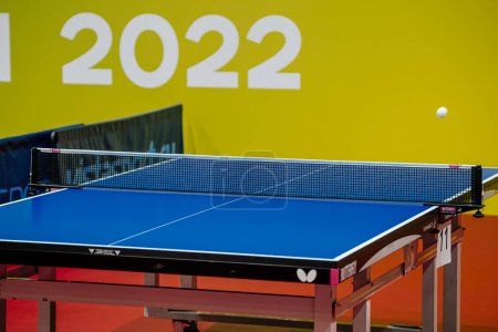 Téléchargez les photos : Sotchi, Russie - 5 octobre 2022 : tennis de table Papillon avec filet et balle de tennis - en image libre de droit