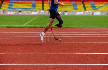 Foto de Sochi, Rusia - 6 de octubre de 2022: corredor masculino deshabilitado en zapatos de púas Nike - Imagen libre de derechos