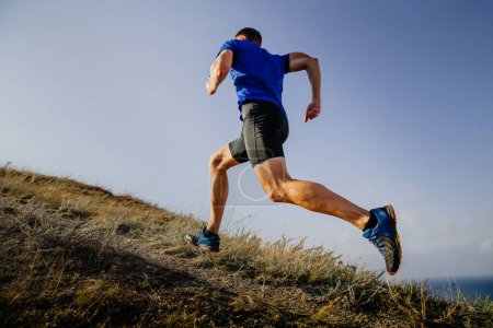 Téléchargez les photos : Athlete runner run mountain trail on sky background - en image libre de droit