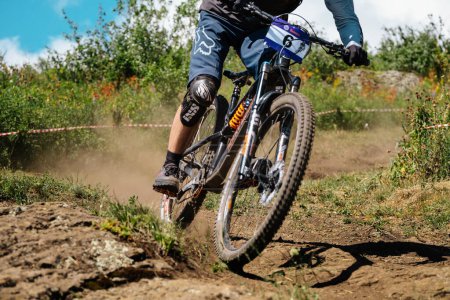 Téléchargez les photos : Green Glade; Russia - July 16; 2022: athlete in protective clothing Fox racing and IXS during Ural Downhill Cup - en image libre de droit