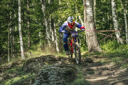 Téléchargez les photos : Green Glade; Russia - July 16; 2022: athlete in protective clothing Fox racing and during Ural Downhill Cup - en image libre de droit