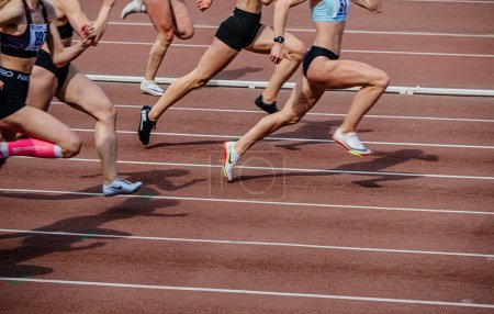Foto de Chelyabinsk, Russia - June 4, 2022: group female athlete running sprint race in spikes shoes Nike during UFD Athletics Championship - Imagen libre de derechos