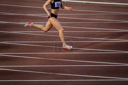 Foto de Chelyabinsk, Rusia - 4 de junio de 2022: atleta femenina corriendo 400 metros en zapatos de púas Nike durante el Campeonato de Atletismo UFD - Imagen libre de derechos