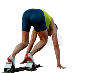 Téléchargez les photos : Athlète coureur dans les blocs de départ compétition d'athlétisme sur fond blanc, photo de sport - en image libre de droit