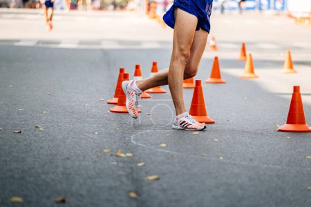 Téléchargez les photos : Jambes athlète masculin en compétition de course, chaussures de sport pour la marche Adidas - en image libre de droit