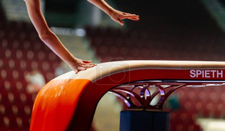Téléchargez les photos : Mains fille gymnaste exécution exercice voûte gymnastique, Spieth compétition voûte table, jeux de sport d'été - en image libre de droit