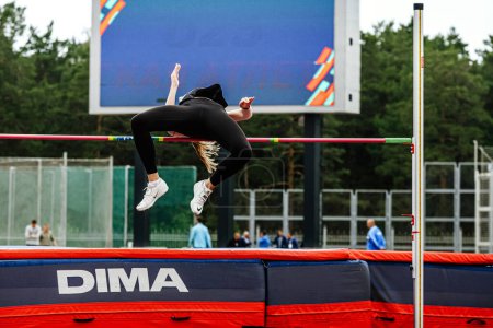 Téléchargez les photos : Athlète féminine méthode de saut en hauteur fosbury flop, tapis d'atterrissage saut en hauteur Dima sport, photo éditoriale - en image libre de droit