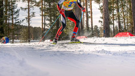 Foto de Esquiador atleta corriendo cuesta arriba en esquí de fondo, Fischer esquís de carreras, Rossignol botas de esquí, HuTag frid etiqueta en las piernas, deportes olímpicos de invierno - Imagen libre de derechos