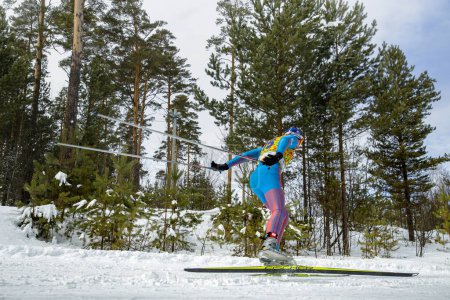 Foto de Atleta masculino en esquí de fondo, esquís de carreras Fischer, botas de esquí Salomon, traje de piel Adidas, deportes olímpicos de invierno - Imagen libre de derechos