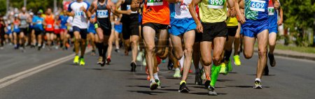 Téléchargez les photos : Principaux coureurs de groupe athlètes courir marathon de la ville, les hommes joggeurs participants course rue de la ville, compétition d'athlétisme - en image libre de droit