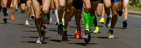 Foto de Close-up piernas corredores atletas corriendo maratón de la ciudad, carrera de jogging masculino en carretera de asfalto, competición de atletismo - Imagen libre de derechos