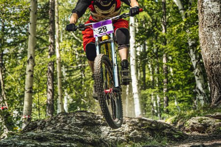 Foto de Close-up jinete masculino en descenso bicicleta montar sendero bosque, carreras de DH bicicleta de montaña, juegos de deporte extremo - Imagen libre de derechos