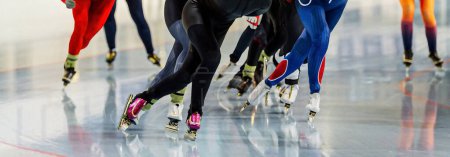Foto de Piernas mujeres patinadores corriendo masa inicio velocidad patinaje carrera, deportes de invierno competencia - Imagen libre de derechos