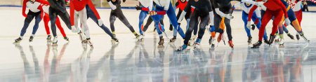 Téléchargez les photos : Patineurs masculins course de patinage de vitesse de départ de masse, compétition de sports d'hiver - en image libre de droit