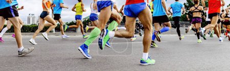 Foto de Primer plano piernas corredores, hombres y mujeres, corriendo maratón. atletas correr carrera de la ciudad, campeonatos del mundo de verano - Imagen libre de derechos