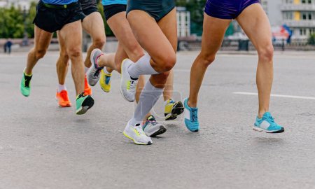 Téléchargez les photos : Jambes coureurs de groupe, femmes et hommes, marathon de course. jogger course en ville, championnats du monde d'été - en image libre de droit