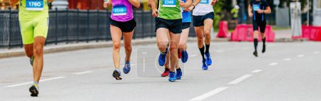 Foto de Corredor masculino corriendo por delante de los atletas de grupo, hombre y mujer corredores correr carrera de la ciudad, juegos de deportes de verano - Imagen libre de derechos