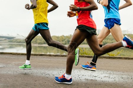 grupa afrykańskich i europejskich biegaczy biegających maraton wyścigu, nogi jogger biegać mistrzostwa świata wyścig