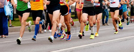 Téléchargez les photos : Groupe coureurs hommes et femmes marathon de course, athlètes jogging course de la ville, événement sportif d'été - en image libre de droit